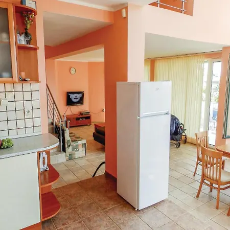 بيت للعطل Six-bedroom Holiday In