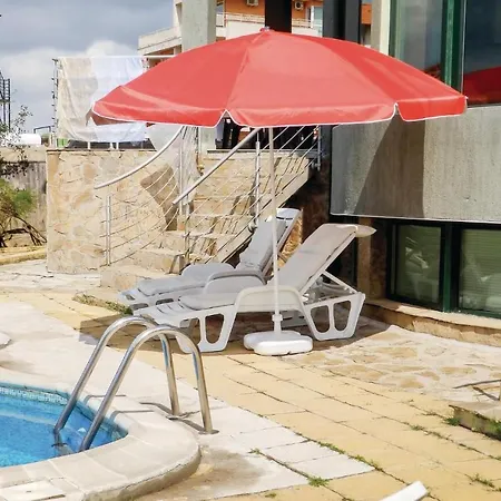 Six-bedroom Holiday In بيت للعطل *