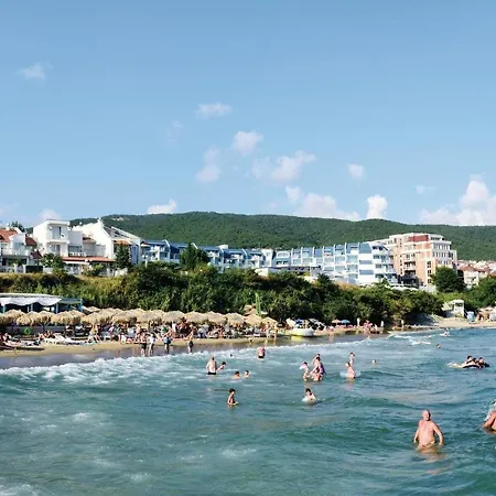 بيت للعطل Six-bedroom Holiday In