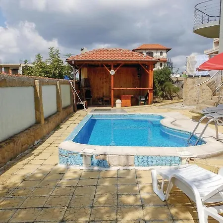 Six-bedroom Holiday In سفيتي فلاس